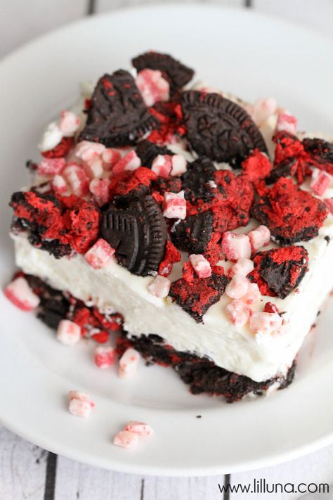 Peppermint Oreo Dirt Cake - the creamiest, coolest and most delicious holiday dessert. { lilluna.com } Oreo Dirt Cake Recipe, Dirt Cake Recipe, Oreo Dirt Cake, Dirt Cake Recipes, Oreo Dirt, Delicious Holiday Desserts, Banana Split Dessert, Dirt Cake, Valentines Day Desserts