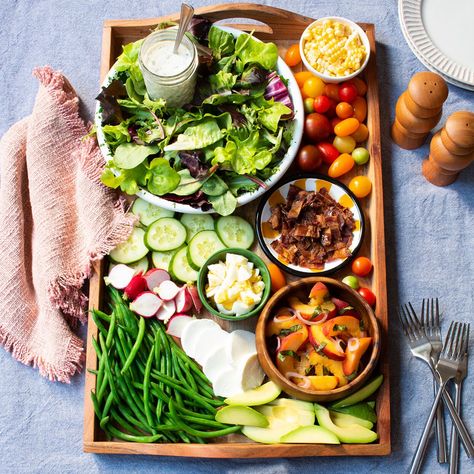 This pretty salad board with greens, marinated peaches and fresh summer veggies is perfect for an evening outdoors--or serve it for a light, summery lunch. The creamy dressing can be made ahead to make assembly a breeze. Feel free to add additional vegetables to the board to make the most of all that summer has to offer. Charcuterie Board Salad Ideas, Charcuterie Salad Board Ideas, Salad Grazing Board, Salad Charcuterie Boards, Salad Tray Ideas, Salad Boards For Parties, Lunch Board Ideas, Salad Board Ideas, Salad Charcuterie Board Ideas