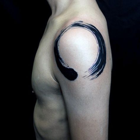 Shoulder Enso Black Ink Male Tattoo Designs Shoulder Round Tattoo Men, Karate Tattoos, Perspective Tattoo, Enso Tattoo, Half Sleeve Tattoos Sketches, Tattoos Symbols, Round Tattoo, Zen Symbol, Tatuagem Masculina Pequena