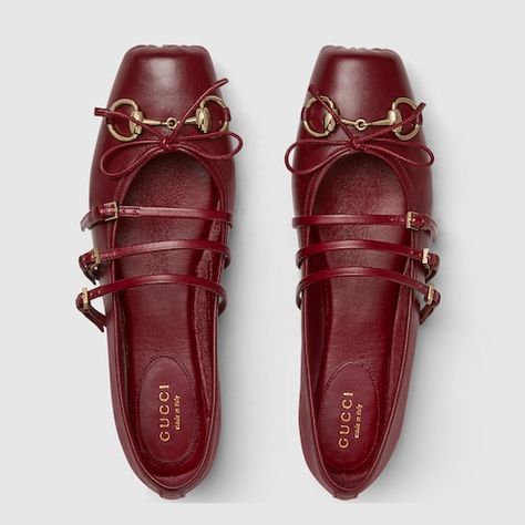 This iconic Horsebit ballet flat pays homage to the original ballet shoe silhouette defined by a squared tucked toe cap and the delicate bow detail. This style is crafted in Gucci Rosso Ancora red leather and defined by a light gold-toned Horsebit. The "sacchetto" construction ensures a high level of comfort, thanks also to the soft padded insole. Gucci Horsebit Ballet Flats, Gucci Ballet Flats, Gucci Ancora, Shoe Silhouette, School Dr, Gucci Flats, Red Ballet Flats, Ballet Shoe, Walk In My Shoes