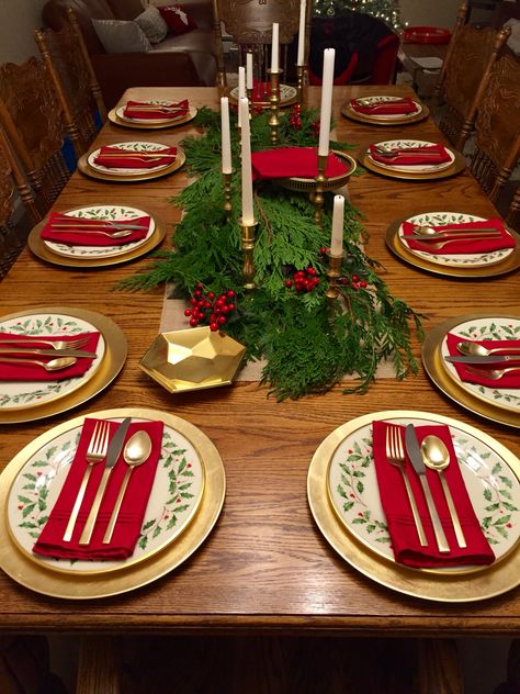 Christmas Buffet Tablescapes, Christmas Dinner Table Decorations, Red Tablescape, Christmas Table Deco, Dinner Table Decorations, Christmas Window Boxes, Red Gold Christmas, Christmas Dining Table Decor, Corporate Christmas Parties