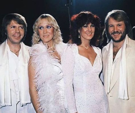 Abba Super Trouper, Brunette Green Eyes, Super Troopers, Abba Mania, Glam And Glitter, Lovely Day, Dancing Queen, Female Singers, 70s Fashion