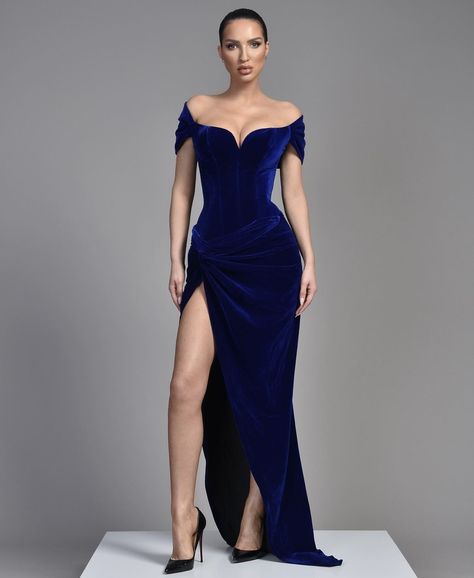 Dress For Red Carpet, Royal Blue Evening Dress, Dresses Off Shoulder, Cute Dresses For Party, Velvet Bridesmaid Dresses, Stylish Work Attire, Blue Evening Dresses, Prom Dresses Modest, Evening Outfits