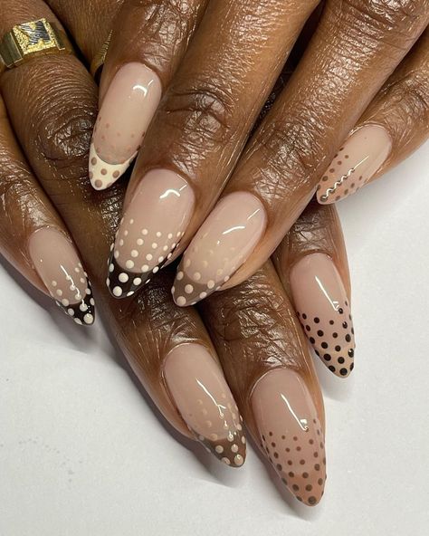 Dotted French Tip Artist @bosscupid.nails | Instagram Dotted French Tip, Luv Nails, Dot Nail Designs, Dot Nail Art, Dots Nails, Tip Nails, Nail Jewelry, French Tips, Minimalist Nails