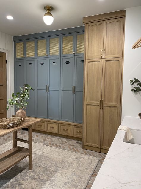 U Shaped Mudroom, Mud Room Cabinets Ideas, Mud Closet, Mud Room Laundry Room Combo, Mudroom Cabinets, Entry Room, Mudroom Lockers, Mudroom Ideas, Mudroom Laundry Room