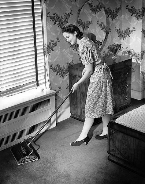 743 1950s Housewife Photos and Premium High Res Pictures - Getty Images 1950s Housewife, Carpet Sweeper, Crane Operator, Carpet Cleaning Business, Vintage Housewife, Retro Housewife, Vintage Interiors, Home Poster, Vintage Life