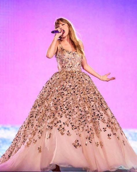 eratourpics ☆ on Twitter: "https://t.co/4ABSbQKWK1" / Twitter Taylor Swift Enchanted, Lyric Book, Taylor Pics, Champagne Gown, Taylor Swift Fotos, Taylor Swift Speak Now, Champagne Dress, Tour Outfits, Taylor Swift The Eras Tour