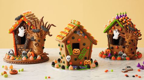 Halloween ginger bread house Haunted Gingerbread House, Halloween Gingerbread House, Halloween Gingerbread, Pasteles Halloween, Dulces Halloween, Gingerbread House Kits, Cookie House, Zucca Halloween, Halloween Icons