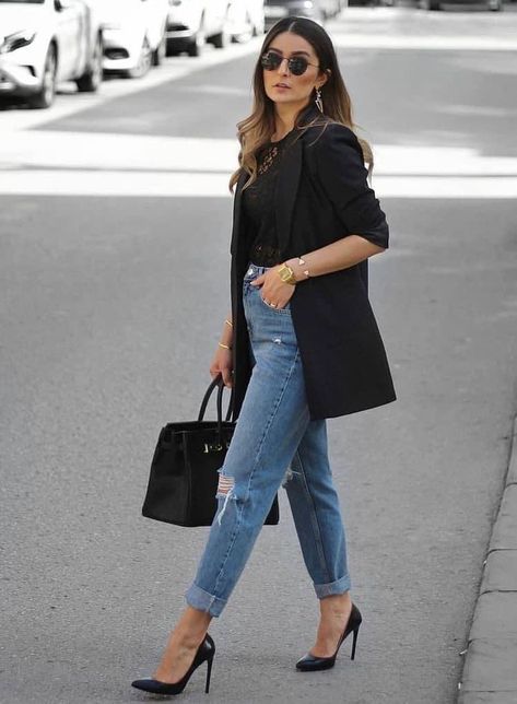 Blazer And Pumps Outfit, Blue Jeans Black Heels Outfit, Blazer And Jeans Outfit Professional, Loose Black Blazer Outfit, Long Black Blazer Outfit With Jeans, Women Blazer With Jeans, Black Longline Blazer Outfit, High Waisted Jeans And Blazer Outfit, Black Blezars For Women Outfit