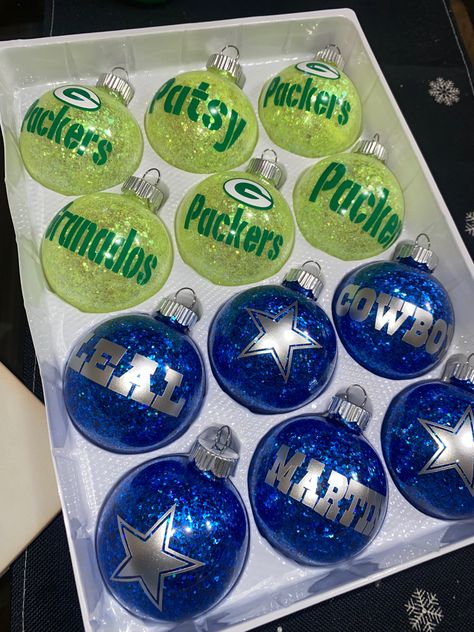 Christmas Ornaments With Cricut, Dallas Cowboys Christmas Tree, Ornaments With Cricut, Circuit Vinyl, Packers Christmas, Dallas Cowboys Christmas, Clear Christmas Ornaments, Football Diy, Christmas Meal