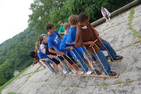 how to make an obstacle course - Google Search Family Yard Games, Party Ideas For Teens, Backyard Party Ideas, Survivor Challenges, Outdoor Games Adults, Survivor Games, Backyard Obstacle Course, Survivor Party, Kids Obstacle Course