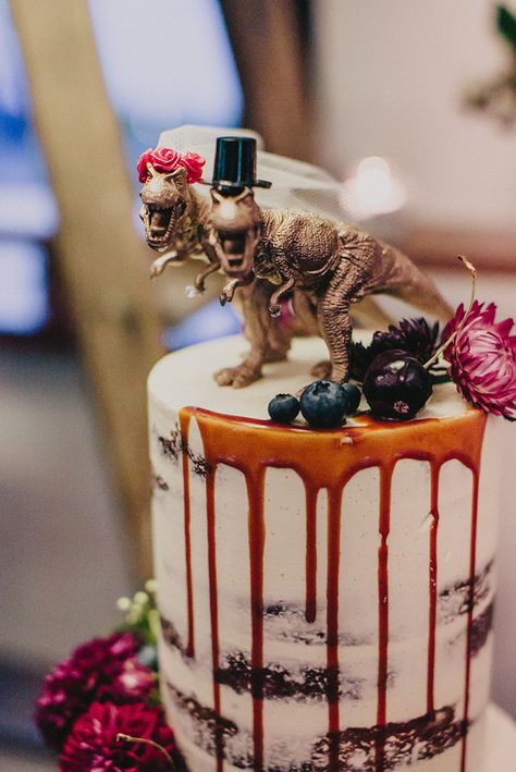 Wedding Cake Inspiration | Australian Celebrations Training #weddingcakeinspiration #bestweddingcakes #weddingideas #celebranttrainingaustralia http://hellomay.com.au/article/best-of-2017-cakes-wedding-desserts-inspiration/ Dino Wedding Cake, Dinosaur Wedding Theme, Jurassic Wedding, Dinosaur Wedding Cake, Dinosaur Wedding, Family Cake, Handmade Cake, Hello May, Gold Wedding Cake