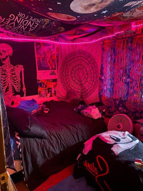 Black Brown Room Ideas, Neon Bedroom Aesthetic Ideas Small Room, 2020 Indie Room, Small Hippy Bedroom, Grunge Bedroom Small Room, Indie Grunge Room Decor, Cute Room Designs For Small Rooms, Room Vibes Chill, Tapestry Bedroom Grunge