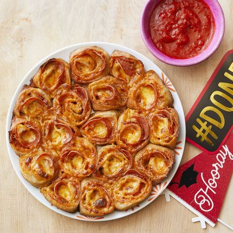 Pepperoni Pizza Rolls, Pizza Roll Recipe, Pizza Roll Up, Pepperoni Rolls, Dips Appetizers, Pioneer Woman Recipes, Pizza Rolls, Appetizers And Dips, Ree Drummond