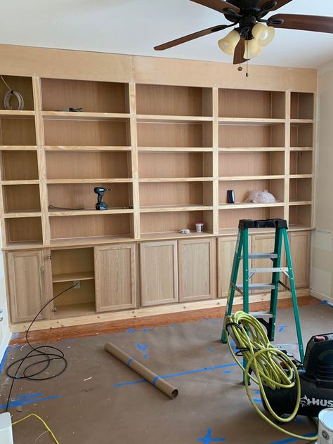 Floor To Ceiling Bookshelves, Office Built Ins, Built In Shelves Living Room, Living Room Built Ins, Bookcase Diy, Building A Home, Cozy Basement, Bar Basement, Bookshelves In Living Room