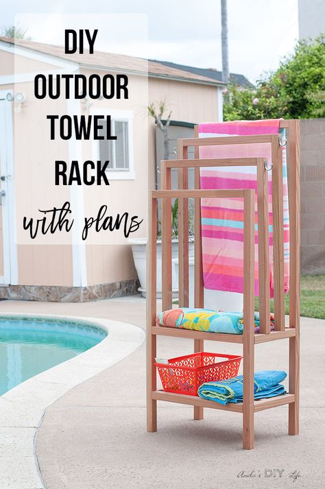 DIY outdoor freestanding towel rack. Pool towel rack with shelves. Can be used indoors or outdoors. #woodworkingprojects #outdoorliving #outdoor #outdoordecor #outdoordiyplans #woodworking Poolside Towel Holder, Outdoor Towel Rack, Freestanding Towel Rack, Towel Rack Pool, Pool Dekor, Regal Bad, Diy Regal, Mason Jar Crafts Diy, Pool Towel