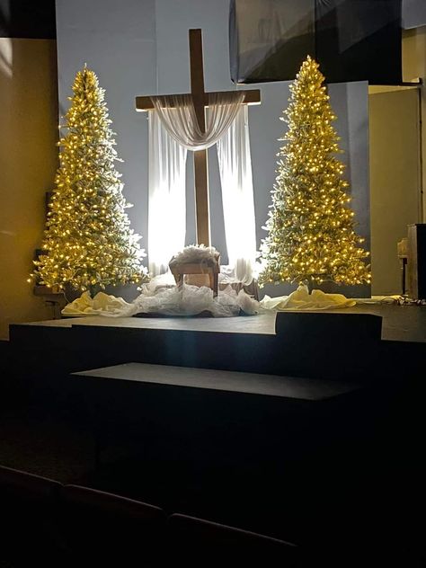 Nativity Scene Christmas Parade Float, Christmas Church Decorations Sanctuary Ideas, Church Christmas Wreath, Church Altar Christmas Decorations, Church Stage Christmas Decorations, Church Christmas Trees, Christmas Stage Design Church Simple, Sanctuary Christmas Decorations, Hanging Christmas Decorations Ceiling