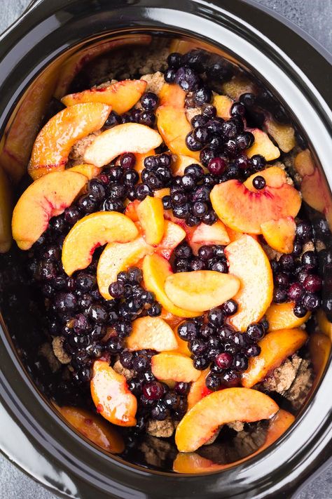 Easy Crockpot Blueberry Peach Cobbler, with a sweet and juicy fruit filling and a biscuit cobbler topping. Use fresh or frozen fruit! This slow cooker recipe is the easiest way to make homemade cobbler! Crockpot Cobbler, Blueberry Peach Cobbler, Crockpot Peach Cobbler, Crockpot Dessert, Cobbler Recipes Easy, Fall Crockpot Recipes, Crockpot Dessert Recipes, Cobbler Topping, Best Crockpot Recipes