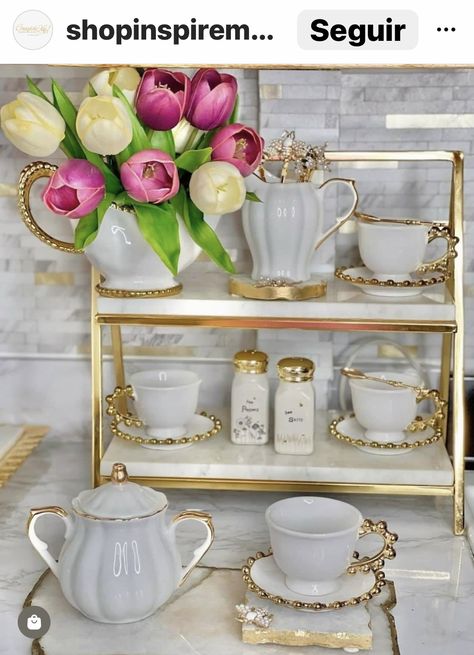 Glam Coffee Bar, Coffe Bar Decor, Dinner Set Design, Ranch Style Decor, Coffee Station Decor, Gold Kitchen Accessories, Coffee Station Kitchen, Glam Kitchen, Coffee Bar Station