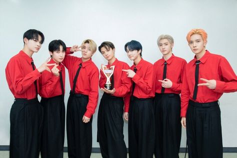 ENHYPEN takes home music show win for "Blessed-Cursed" on 'Show Champion.' This is the group's seventh music show win since their debut. #ENHYPEN #Blessed-Cursed #BLESSED_CURSED #ENHYPEN7thWIn #BlessedCursed1stWin Enhypen Blessed Cursed, Photo Grouping, Trending Songs, Concert Fits, Song One, Always Love You, Group Photos, Concert Outfit, Hard Rock