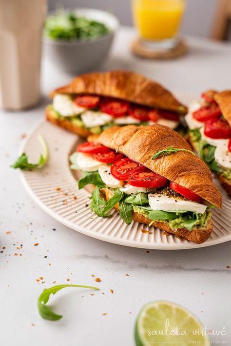 Croissant Sandwiches Ideas, Crossaint Sandwich Ideas, Restaurant Breakfast Ideas, Croissant Sandwich Recipes, Croissant Sandwich Ideas, Crossaint Sandwich, Croissant Breakfast Ideas, Avocado Croissant, Croissant Ideas