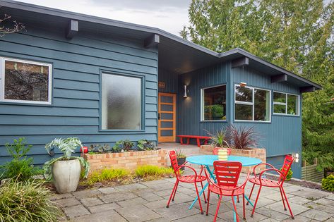 Perfect Pairs: Exterior Paint Colors for your Midcentury Home - Home Mid Century Rambler, Manufactured Home Remodel Exterior, Rambler House, Mid Century Modern House Exterior, Mid Century Modern Exterior, Ranch House Exterior, Mid Century Exterior, Manufactured Home Remodel, Atomic Ranch