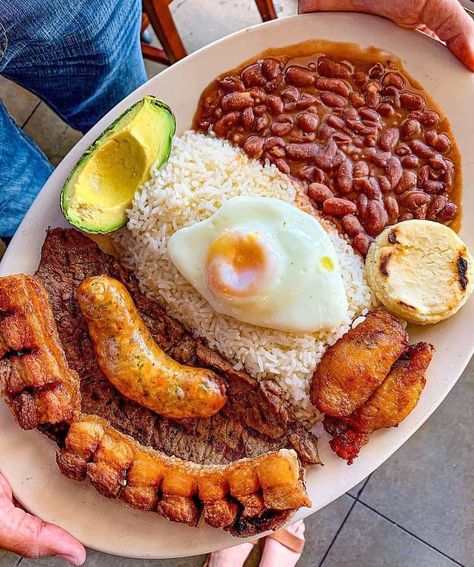 Así es Colombia on Instagram: “BANDEJA PAISA (MEDELLÍN, ANTIOQUIA) . . . 📷Foto: @houstonsgotspice . . . La bandeja paisa es una representación cultural de Colombia, es…” Columbian Recipes, Colombian Dishes, Colombian Cuisine, Food Near Me, Colombian Food, America Food, Hispanic Food, Latin Food, Bacon Recipes