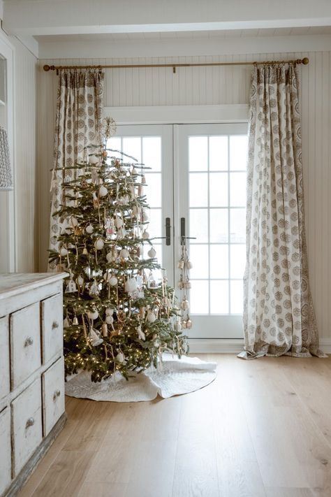 DIY Tablecloth Curtains - Cozy Cottage Farmhouse Curtains - Liz Marie Blog Farmhouse Bedroom Window Treatments, Cottage Window Treatments, French Farmhouse Bedroom, Bedroom Window Treatments, Winter Curtains, Farmhouse Living Room Curtains, Dining Room Window Treatments, Cottage Curtains, Diy Tablecloth