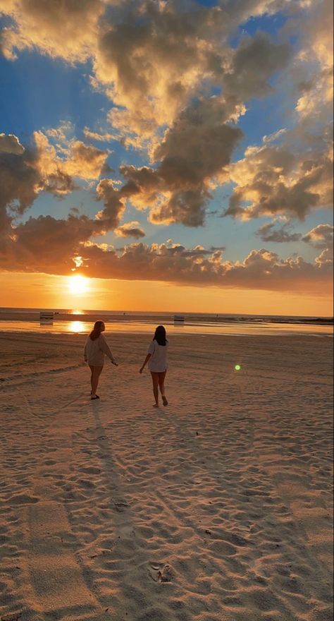 Beach Sunset Friends, Watching Sunset On Beach, Sunset With Friends, Sunset Photoshoot Ideas, Sunset Watching, Watch Sunset, Watching Sunset, Uk Beaches, Sunset Vibes