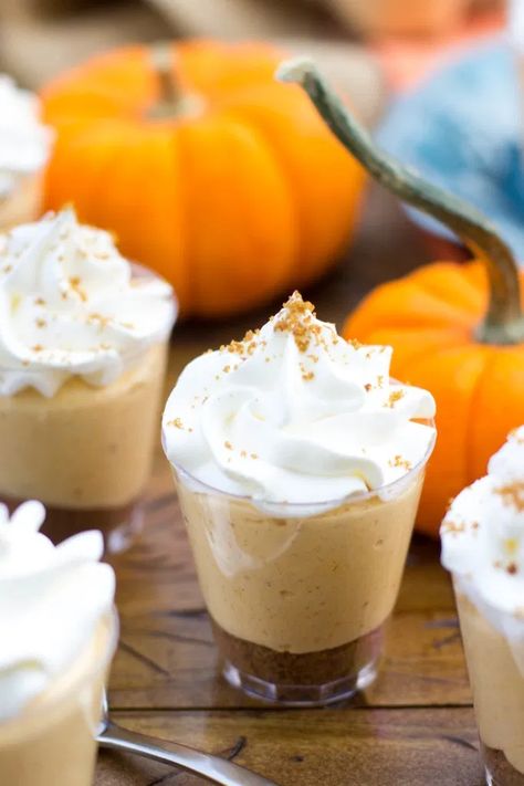 Cheesecake Dessert Shooters, Pie Shooters, Frosting Healthy, Mini Dessert Shooters, Lemon Lush Dessert, Dessert Shooters Recipes, Shot Glass Desserts, Thanksgiving Desserts Table, Dessert Shooters