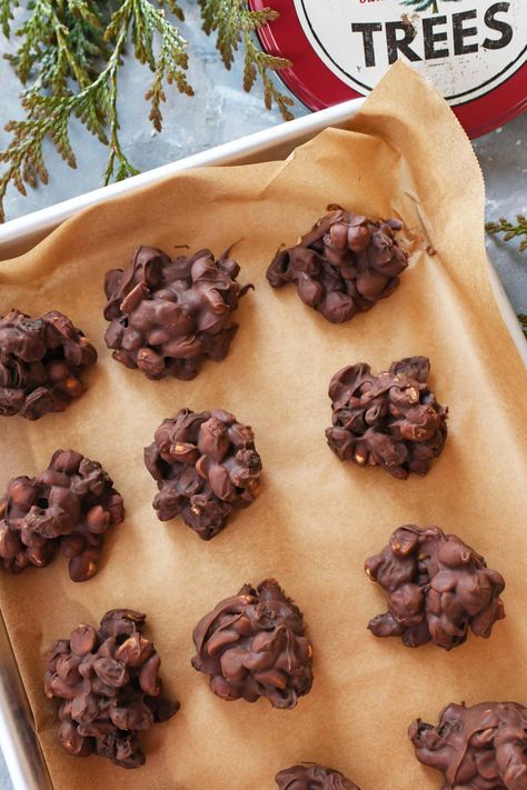 Chocolate Raisin Clusters, Chocolate Covered Raisins, Apple Pie Recipe Easy, Chocolate Raisins, Peach Dessert, Peanut Clusters, Christmas Truffles, Peach Dessert Recipes, Dum Dums