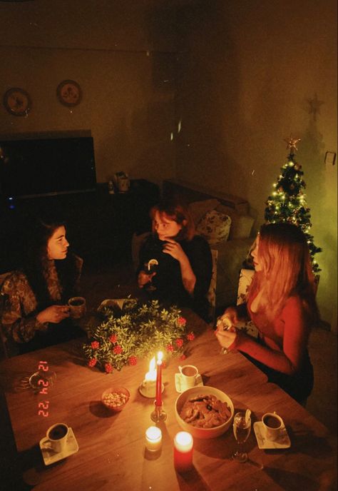 Cozy Christmas With Friends, Queer Christmas Aesthetic, Funny Christmas Aesthetic, Christmas Aesthetic Cozy Couple, Christmas Diner Aesthetic, Christmas Movie Night With Friends, Xmas With Friends, Holiday Shopping Aesthetic, Cute Christmas Pictures With Friends