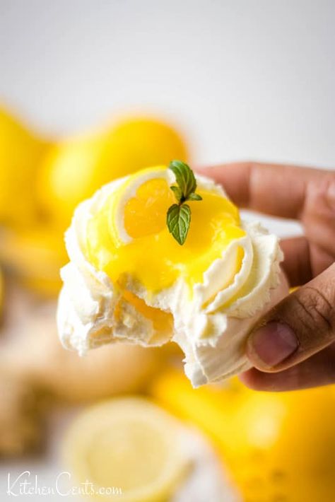 Mini Pavlova Ideas, Pavlova Lemon, Lemon Pavlova Recipe, Lemon Pavlova, Lemon Curd Pavlova, Meringue Dessert, Australian Desserts, Cottage Recipes, British Bake Off Recipes