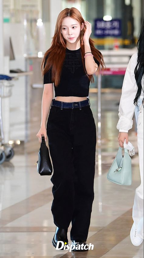 At the airport on her way to Japan 020922 Super Power Girl, Airport Outfit Winter, Airport Fashion Kpop, Aespa Winter, 얼짱 소녀, Winter Aespa, At The Airport, Black Mamba, 여자 패션