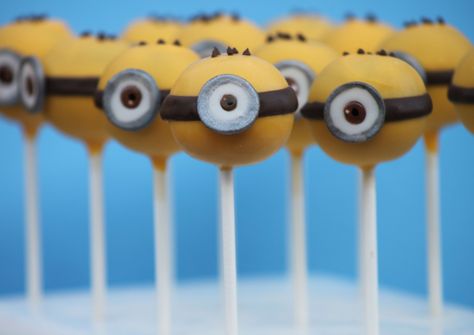 Minion Cake Pops, Pop Minion, Heavenly Cake, Cake Pop Tutorial, Diy Minions, Chandelier Cake, Minions Birthday, Homemade Ideas, Minion Birthday Party