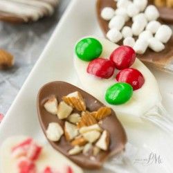 How to make Chocolate Covered Spoons Chocolate Covered Spoons, Holiday Candy Recipes, Strawberry Cake Easy, Chocolate Covered Strawberry Recipe, Hot Chocolate Spoons, Chocolate Spoons, Christmas Food Gifts, Chocolate Covered Treats, Christmas Candy Recipes