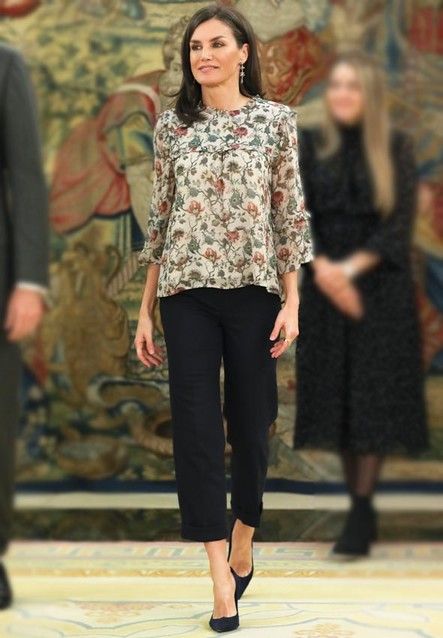 Reina Letizia: una blusa sin precedentes para sustituir sus vestidos de flores - Foto 2 Germany Outfits, Closet Planning, Princess Letizia, Ankara Gown, Ankara Gown Styles, Spanish Royal Family, Queen Letizia, Royal Fashion, Royal Family