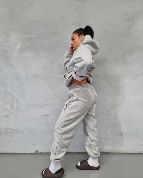 Grey Saros The Label Set Nike Slippers Outfit, Grey Yeezy, Islamic Wallpapers, Nike Slippers, Slippers Outfit, Yeezy Outfit, Denzel Curry, Cozy Wear, Fur Slippers