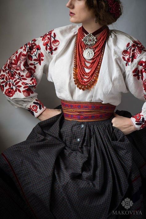 Slavic Clothing, Ukrainian Style, Ukrainian Clothing, Stil Boho, Retro Mode, فستان سهرة, Folk Fashion, Fantasy Clothing, Fantasy Fashion