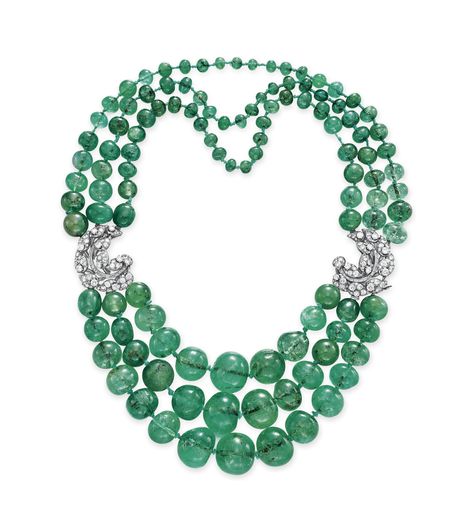 A THREE-STRAND EMERALD BEAD AND DIAMOND NECKLACE Vintage Diamond Necklace, Bijoux Art Deco, Emerald Necklace Pendant, Silver Diamond Necklace, Emerald Bead, Solitaire Pendant Necklace, Diamond Jewelry Necklace, Jewelry Auction, Green Beads