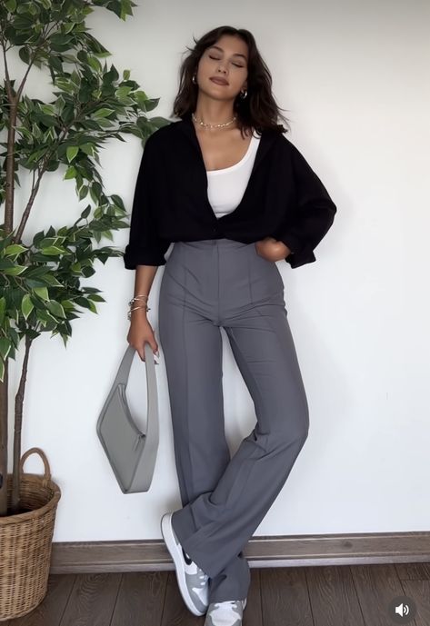 Buisness Casual Women Outfits Simple, Outfit Sastrero, Grey Trousers Outfit Women, Orientation Outfit, Casual College Outfits, Uni Outfits, Workwear Trousers, Casual Day Outfits, Classy Work Outfits