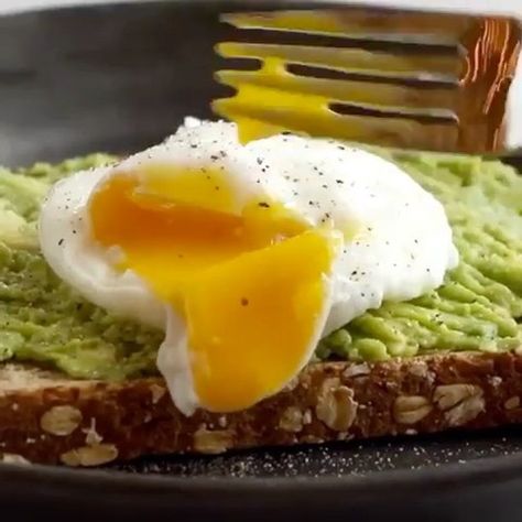 Poached egg  @Mikimacfarlane☽ ☼ Egg And Avocado Toast, Breakfast Avocado, Menu Sarapan Sehat, Avocado Dessert, Avocado Toast Egg, Avocado Toast Recipe, Breakfast And Brunch, Poached Egg, Egg Breakfast