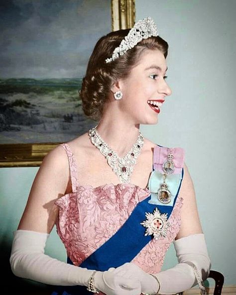 Queen Elizabeth Portrait, Elizabeth Young, Queen Elizabeth Photos, Princesa Elizabeth, Young Queen Elizabeth, Rainha Elizabeth Ii, Hm The Queen, Elisabeth Ii, Reina Isabel Ii