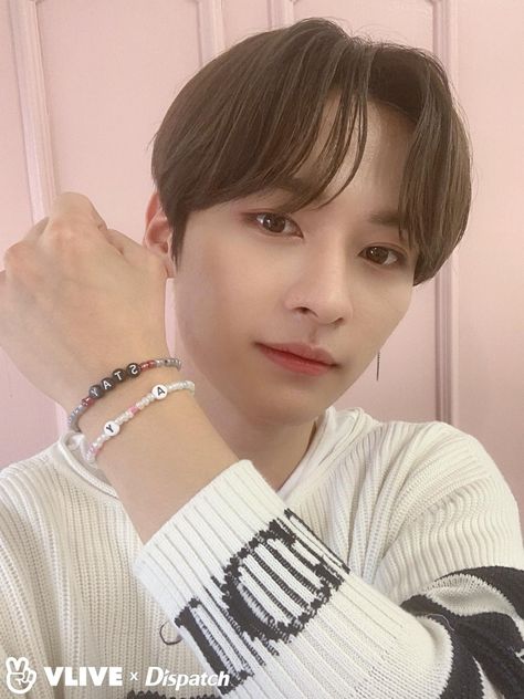 LEE KNOW Idol Accessories, Pulseras Aesthetic, Pop Beads, Lee Minho Stray Kids, Stray Kids Minho, Kpop Diy, Lee Know Stray Kids, Beaded Jewlery, Lee Minho