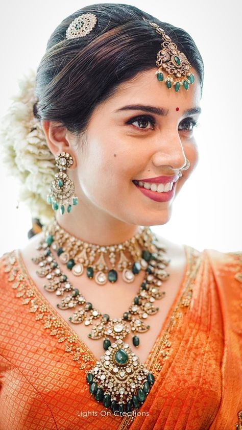 Blouses For Orange Saree, South Indian Wedding Jewelry Sets, Kanchipuram Silk Saree Wedding Latest, Engagement Saree Look, Jewelry Photo Ideas, Blouse Designs Wedding, Kanchipuram Silk Saree Wedding, South Indian Wedding Saree, South Indian Bride Saree