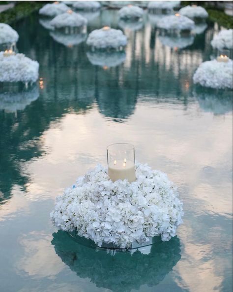 Floating Flowers In Pool, Floating Candles Pool, Water Wedding Ceremony, Pool Side Wedding, Wet Wedding, Swimming Pool Wedding, Luxury Birthday Gifts, Pool Wedding, Candles Wedding