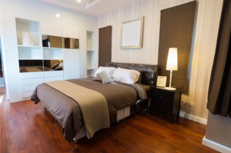 Making Your Studio Look Like A Hotel Room Hardwood Floor Bedroom, Floor Bedroom Decor, Flooring Bedroom, Cherry Hardwood Flooring, Bedroom Photography, Creative Closets, Small Closet Space, Floor Bedroom, Cherry Hardwood