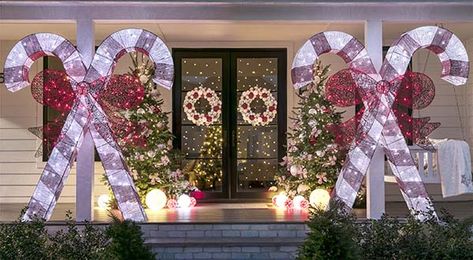 Christmas Decorations for Front Porch - Christmas Celebration - All about Christmas Christmas Decorations For Front Porch, Simple Christmas Message, Christmas Front Yard, Front Porch Christmas Decorating Ideas, Front Yard Christmas, Christmas Exterior, Front Porch Ideas For Christmas, Porch Ideas For Christmas, Front Porch Decorations