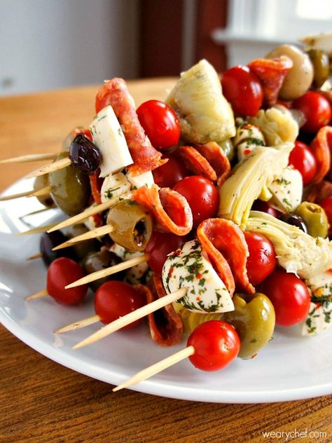 Antipasto Skewers - A fun and easy party food! Anti Pasta, Antipasto Skewers, Easy Party Food, Party Appetizer, Finger Food Appetizers, Snacks Für Party, Party Food Appetizers, Yummy Appetizers, Appetizers For Party