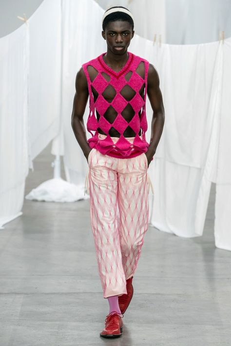 Stefan Cooke Spring 2020 Menswear collection, runway looks, beauty, models, and reviews. Gender Fluid Fashion, Crochet Men, Mode Crochet, Knitwear Fashion, Menswear Fashion, Menswear Collection, Prince Charming, Knit Outfit, Knit Fashion